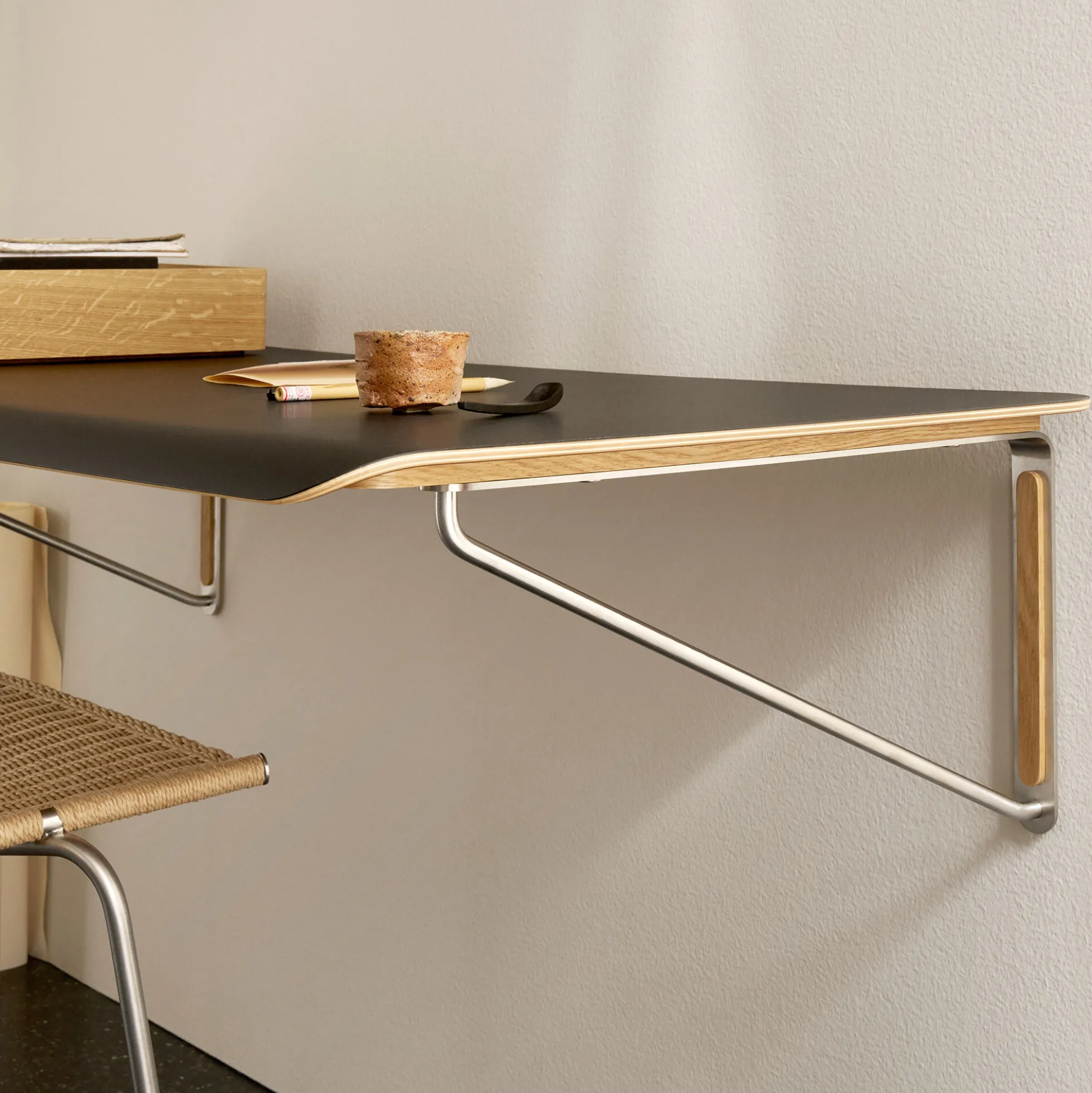 AB019 Wall Desk, sort/olieret egetræsfinér