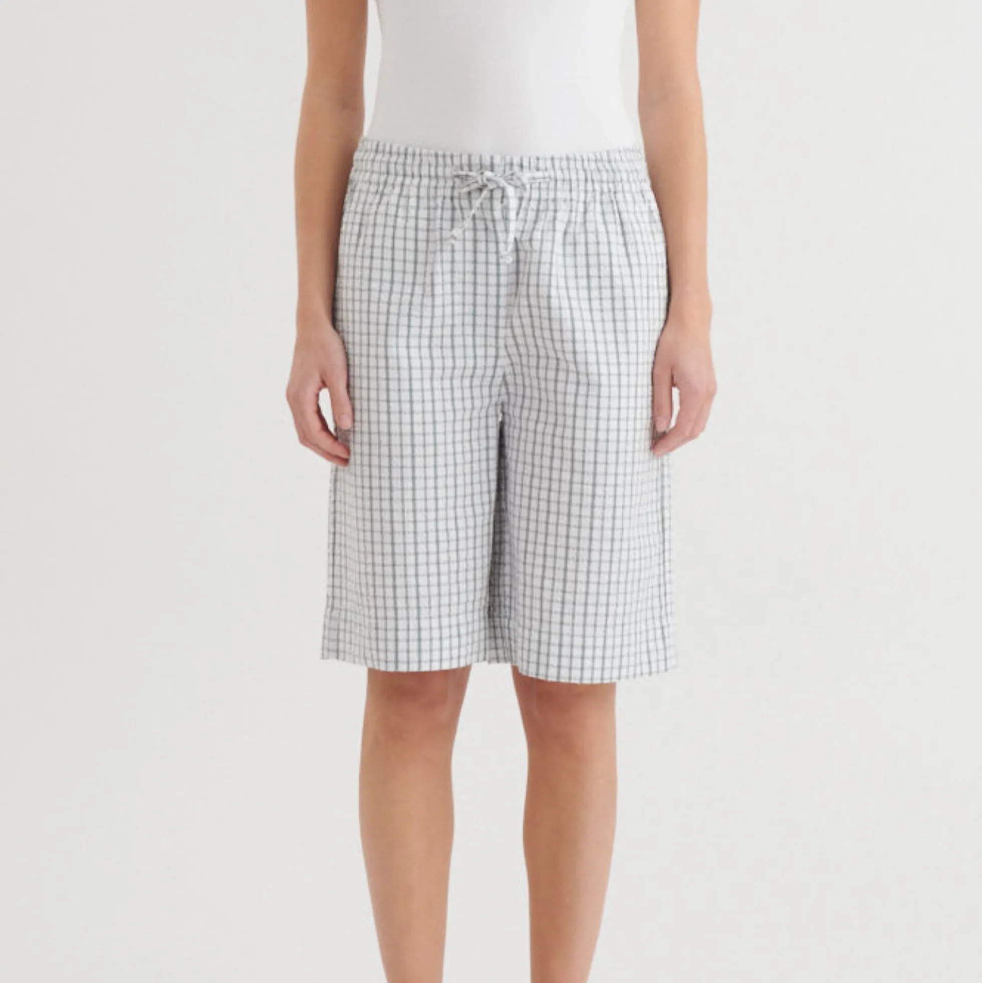 Asta Shorts, w. white / asphalt