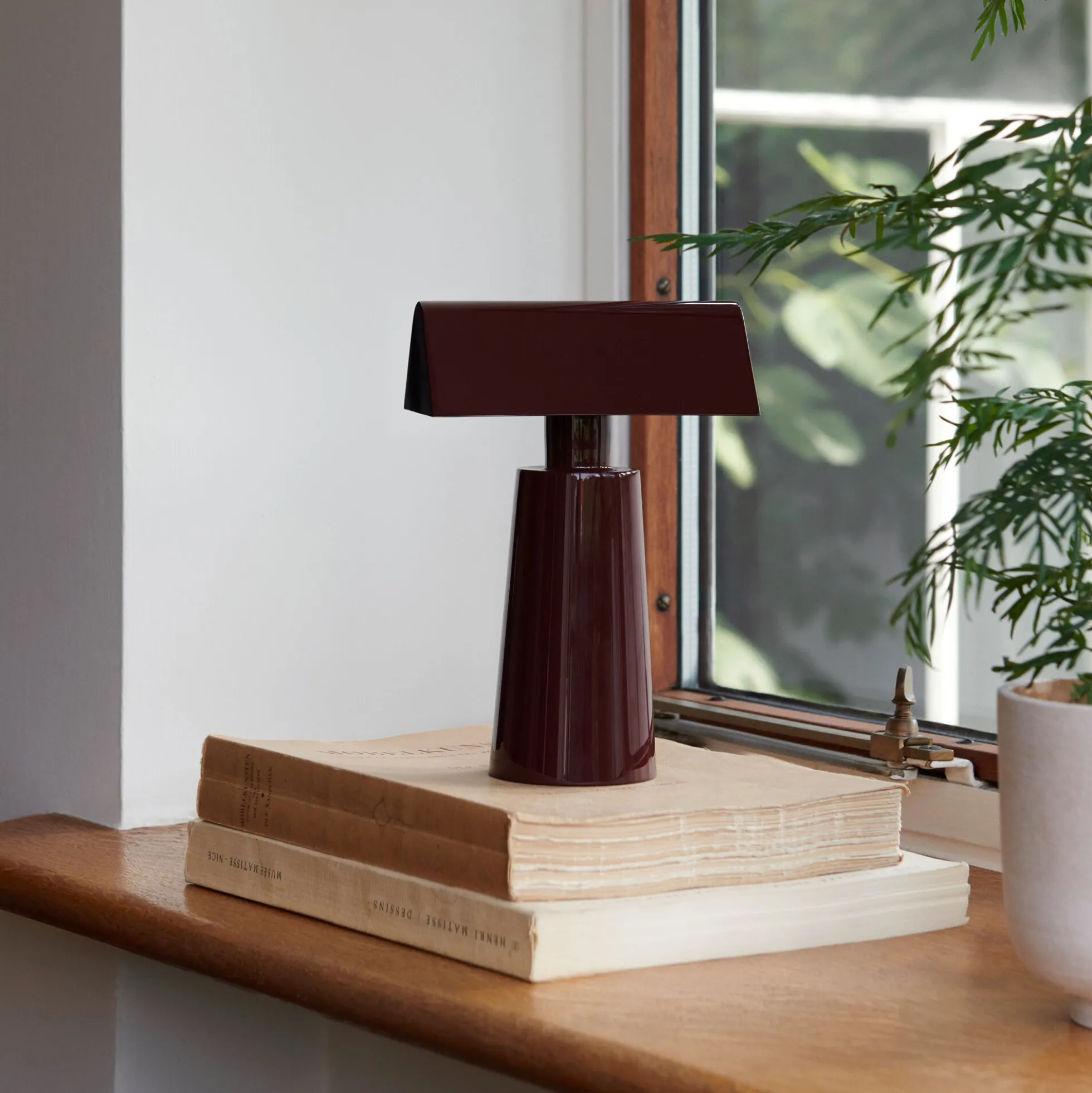 Caret MF1 Portable bordlampe, dark burgundy