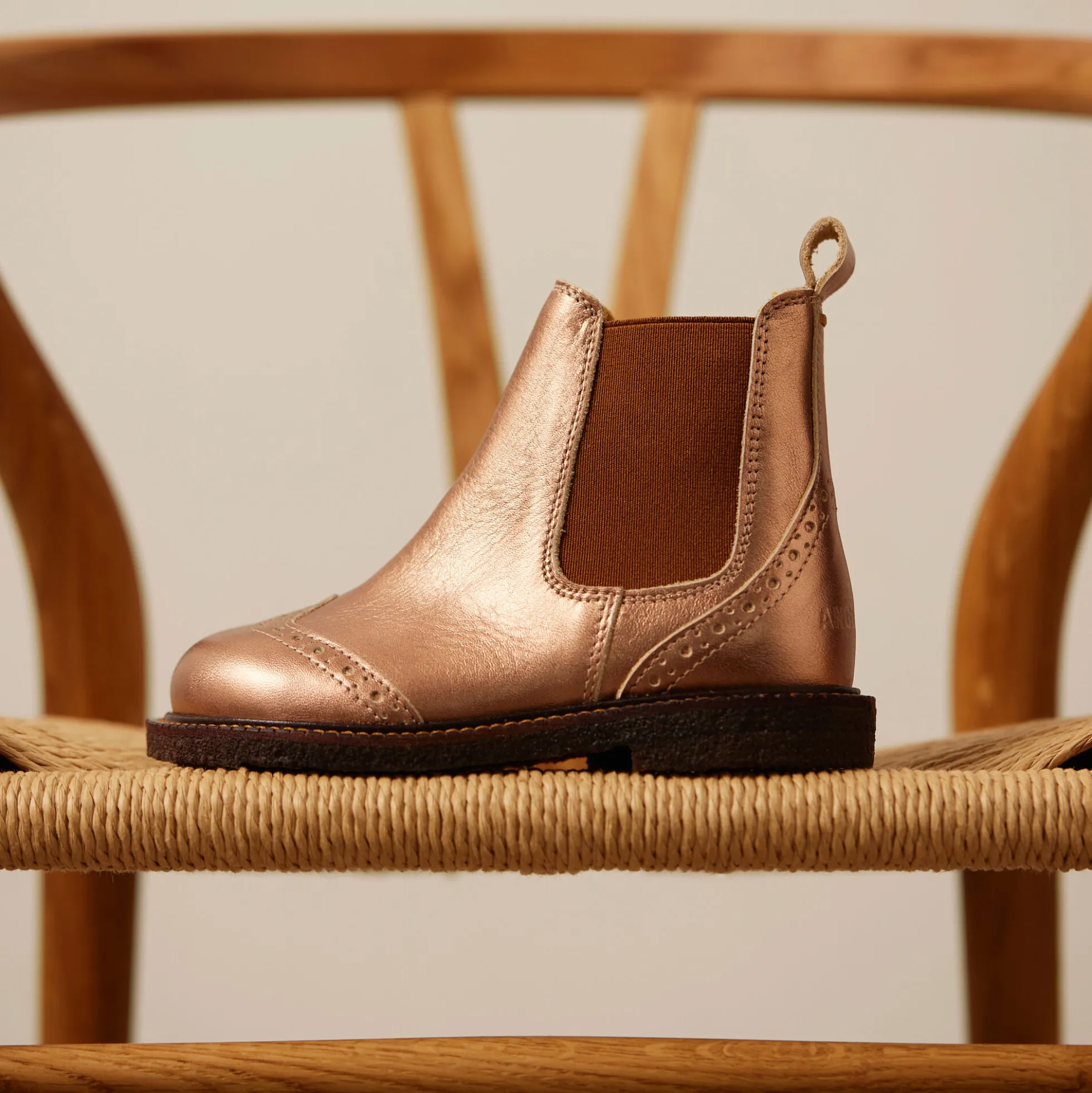 Chelsea støvle med brogue hulmønster, bronze metallic/cognac