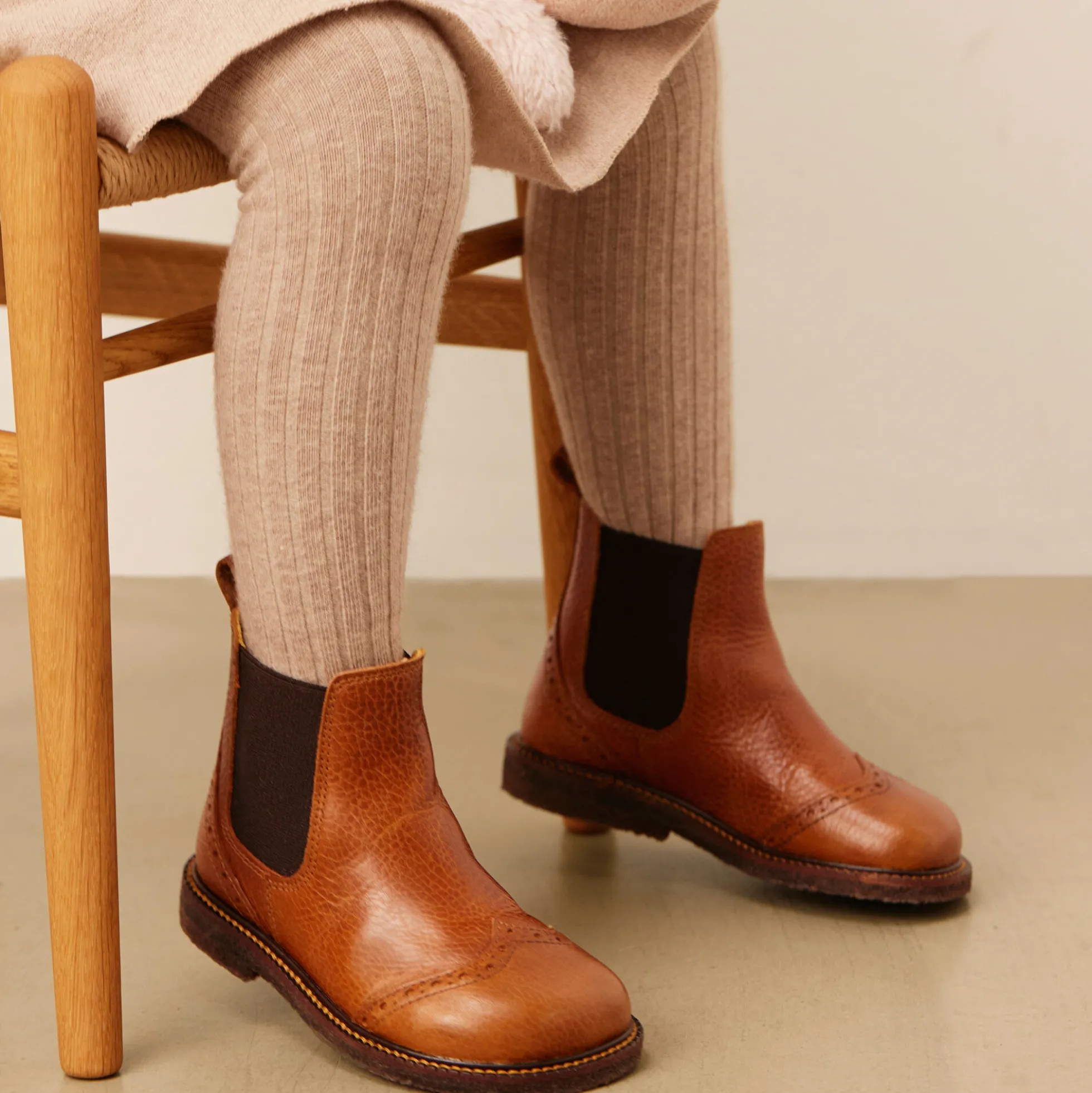 Chelsea støvle med brogue hulmønster, medium brown