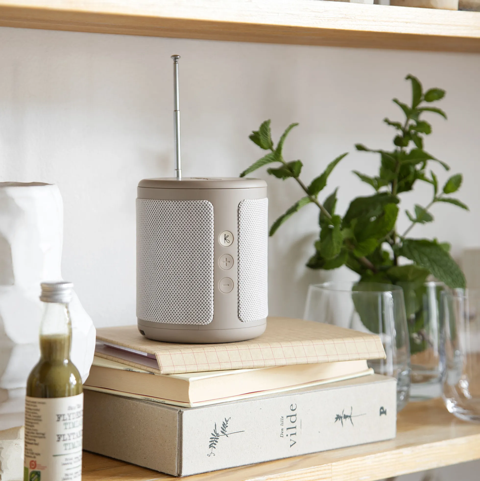 Dabbie Radio, ivory sand