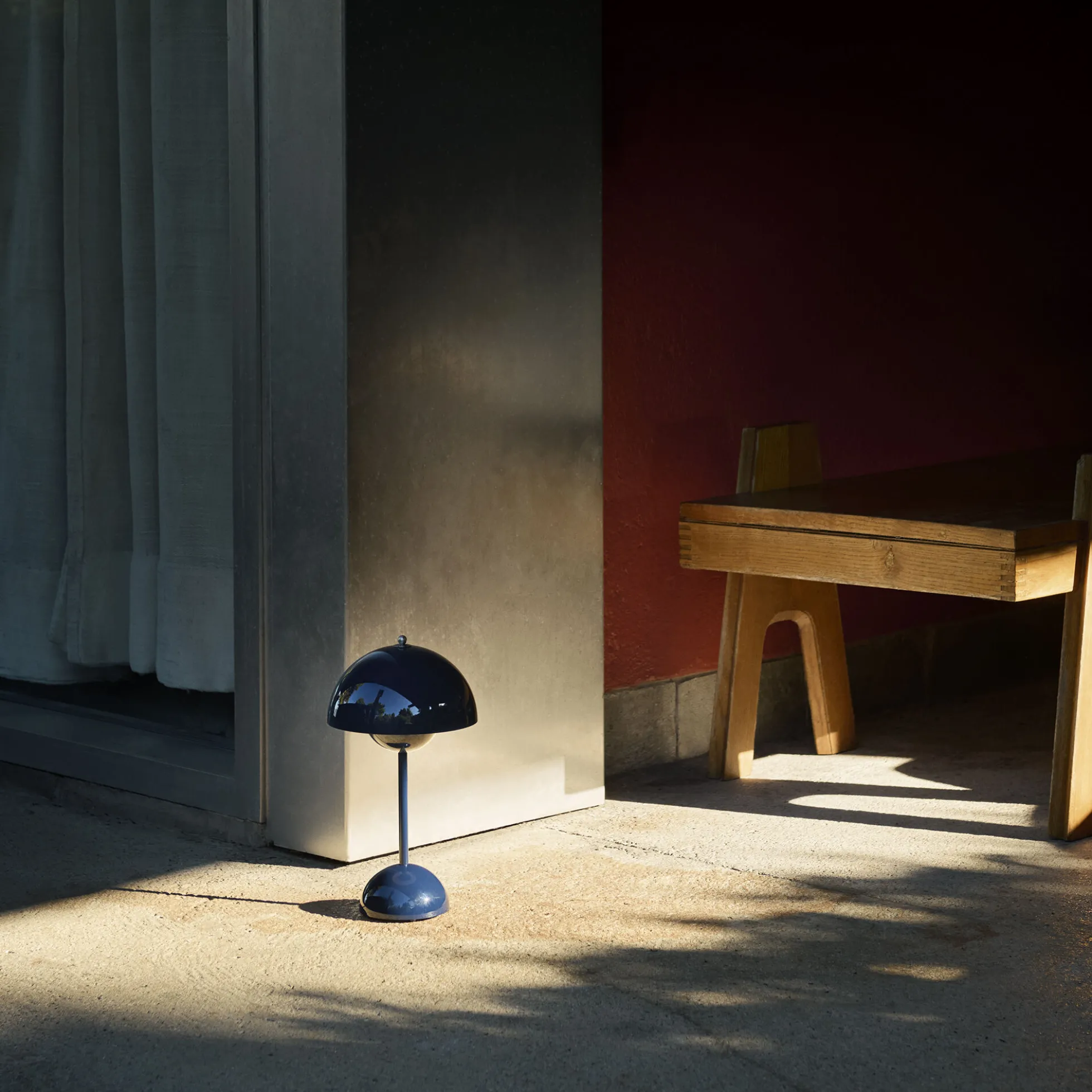 Flowerpot VP9 Portable Table Lamp, steel blue