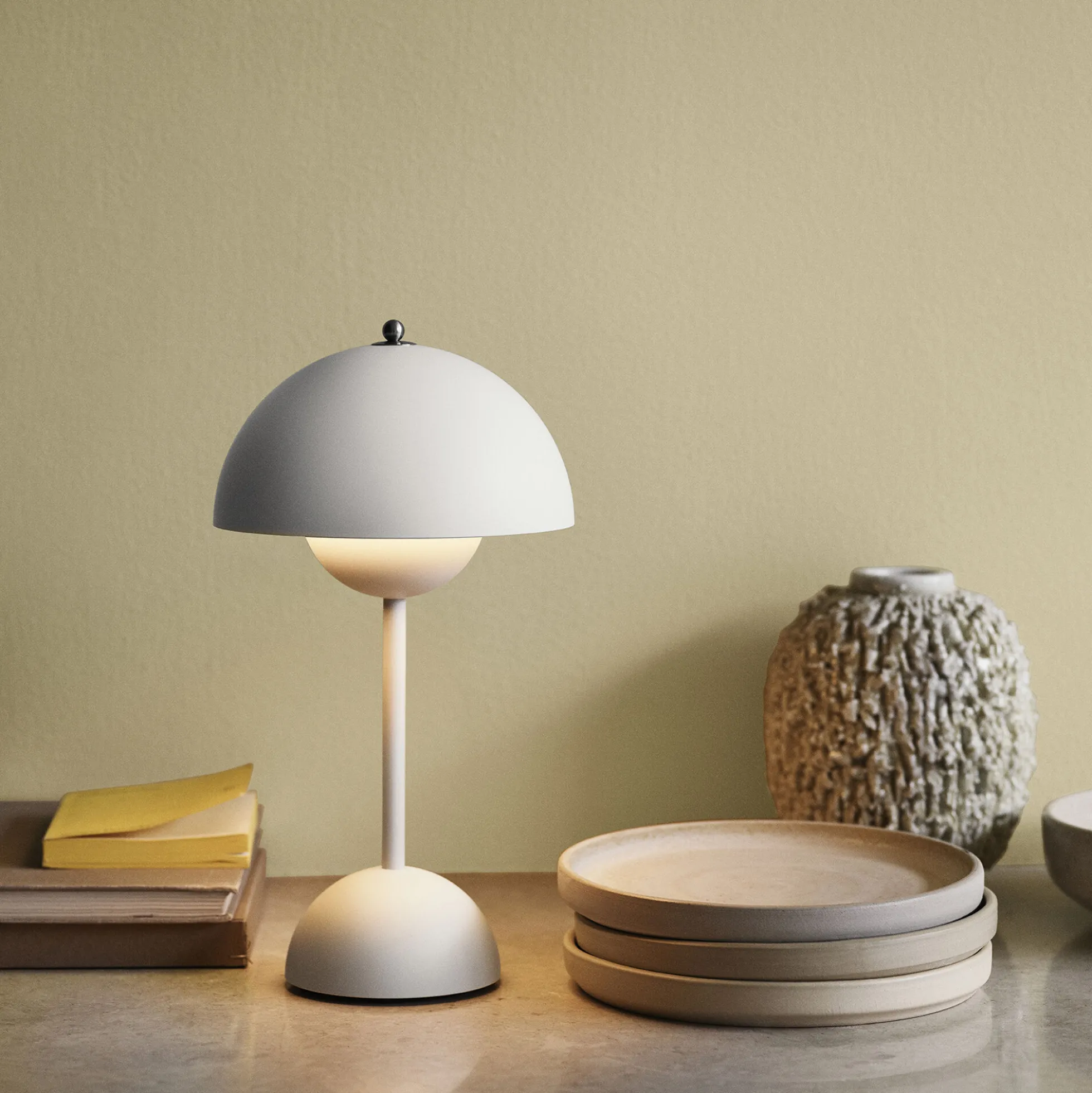 Flowerpot VP9 Portable Table Lamp, matt light grey