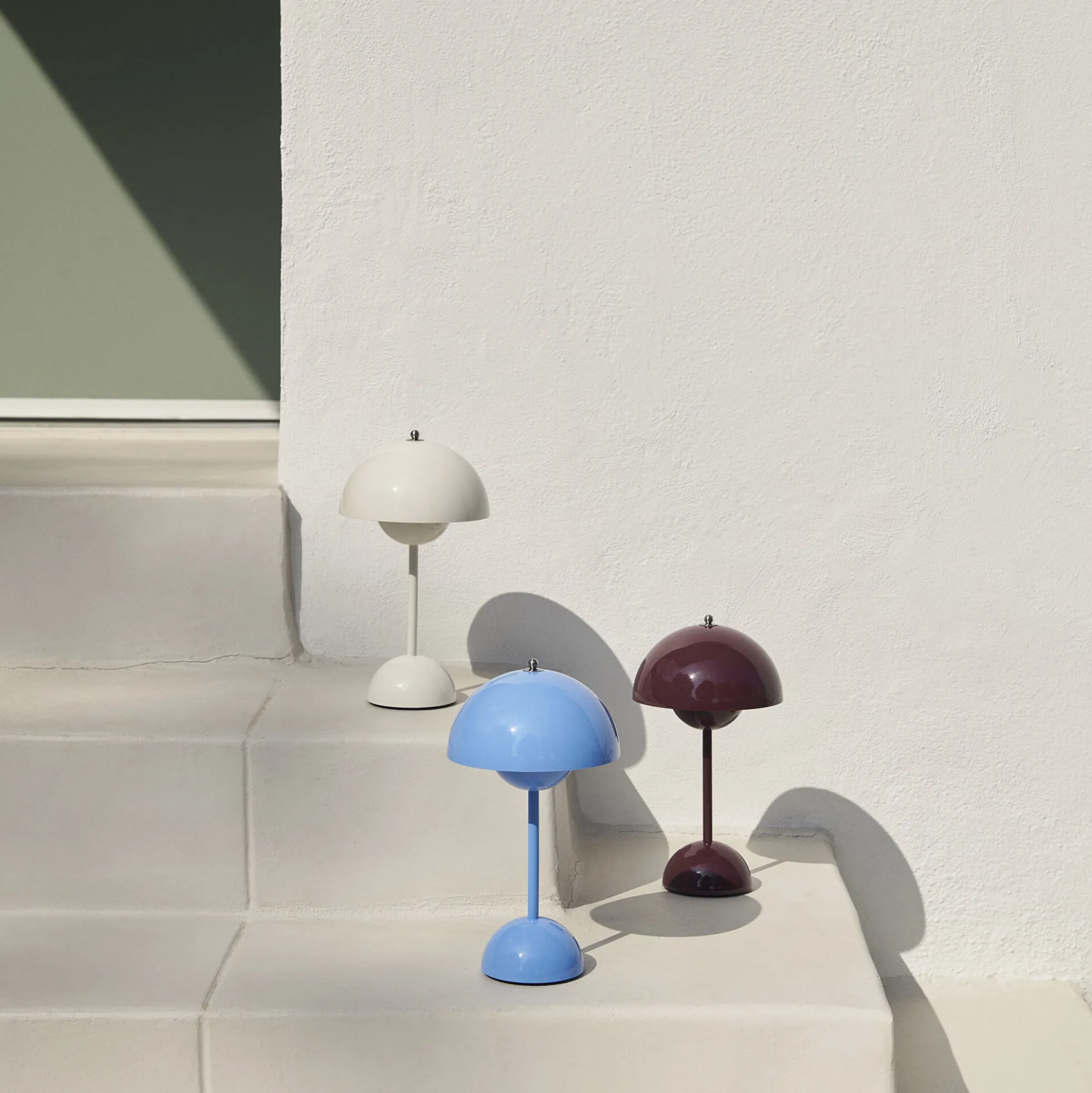 Flowerpot VP9 Portable Table Lamp, swim blue