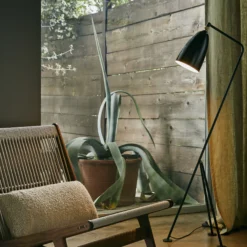 Gräshoppa Floor Lamp, black glossy