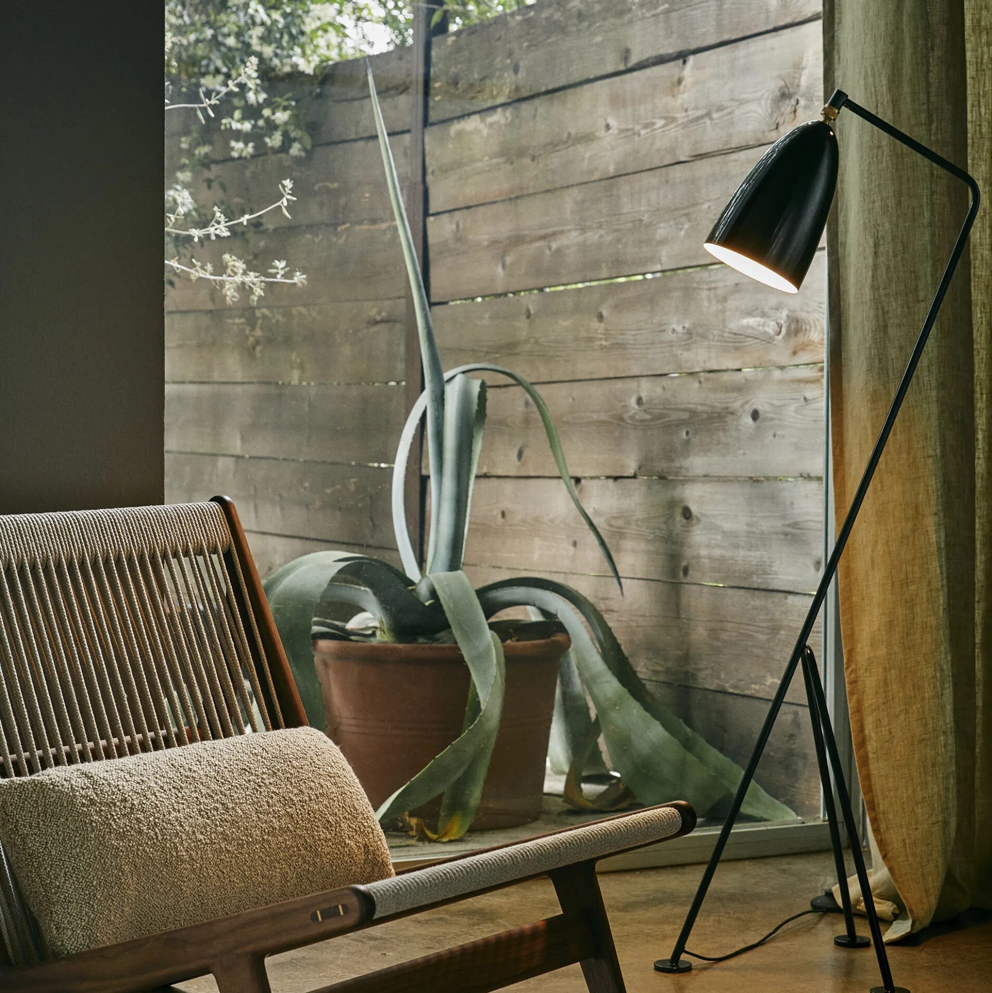 Gräshoppa Floor Lamp, black glossy