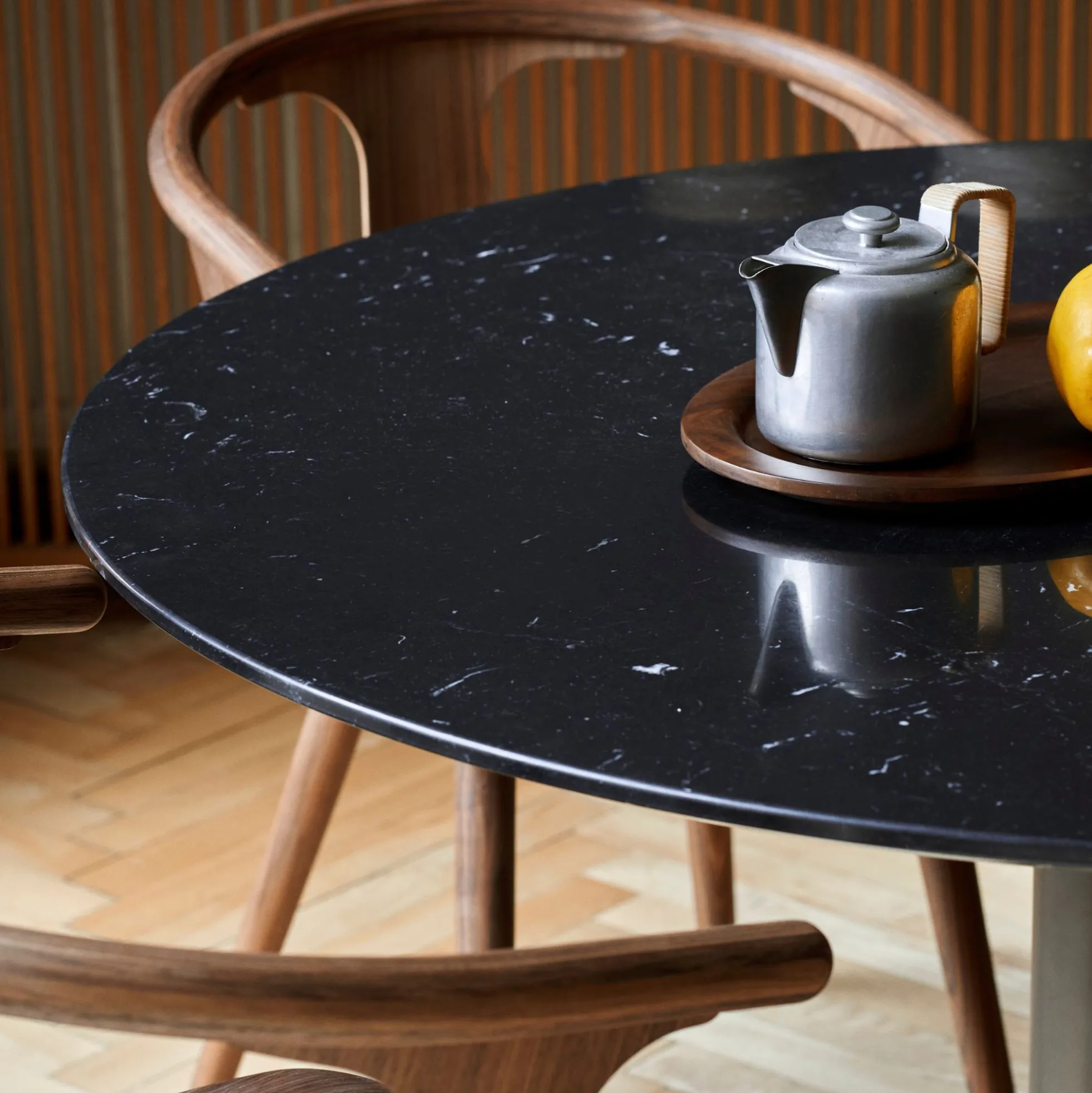 In Between SK19 spisebord, Nero Marquina/black
