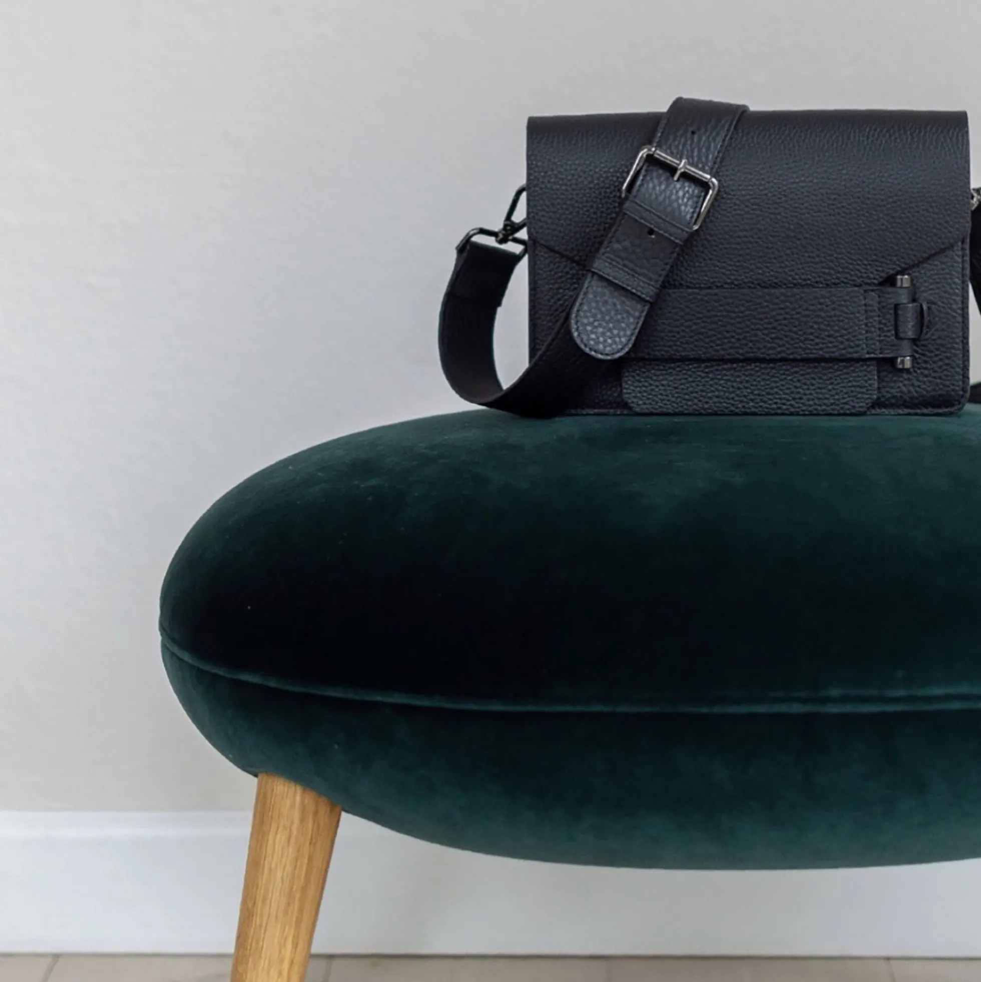 Jolie Grande Crossbody Bag, black/gold