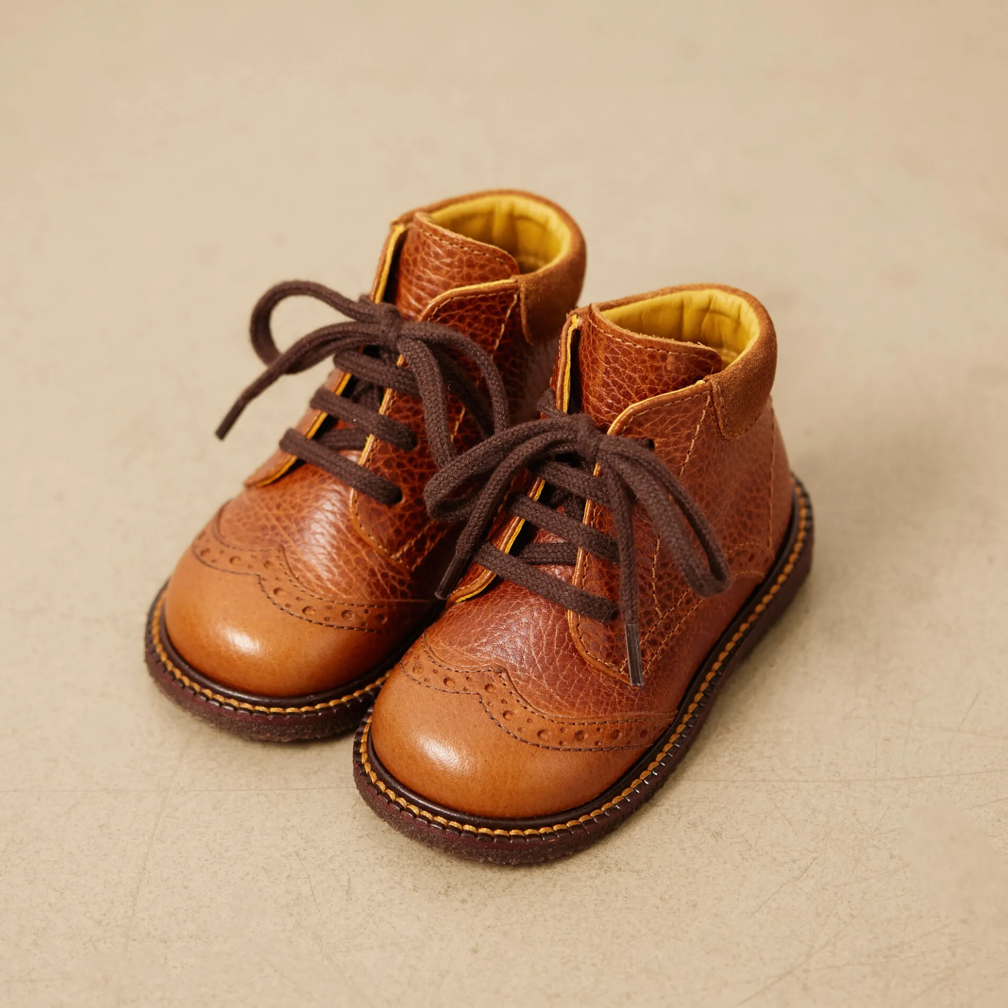 Klassisk snøresko med brogue detaljer, cognac