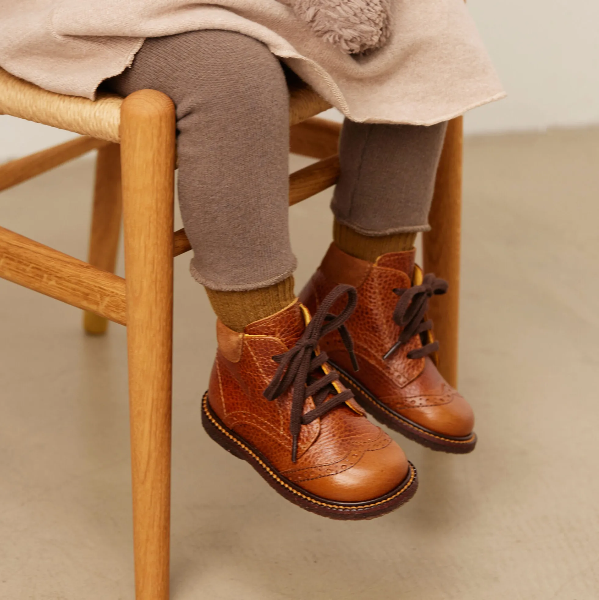 Klassisk snøresko med brogue detaljer, cognac