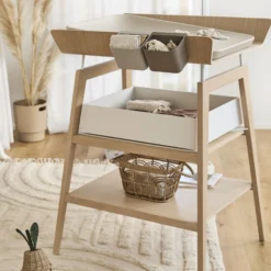 Leander Linea™ puslebord med skumhynde, oak