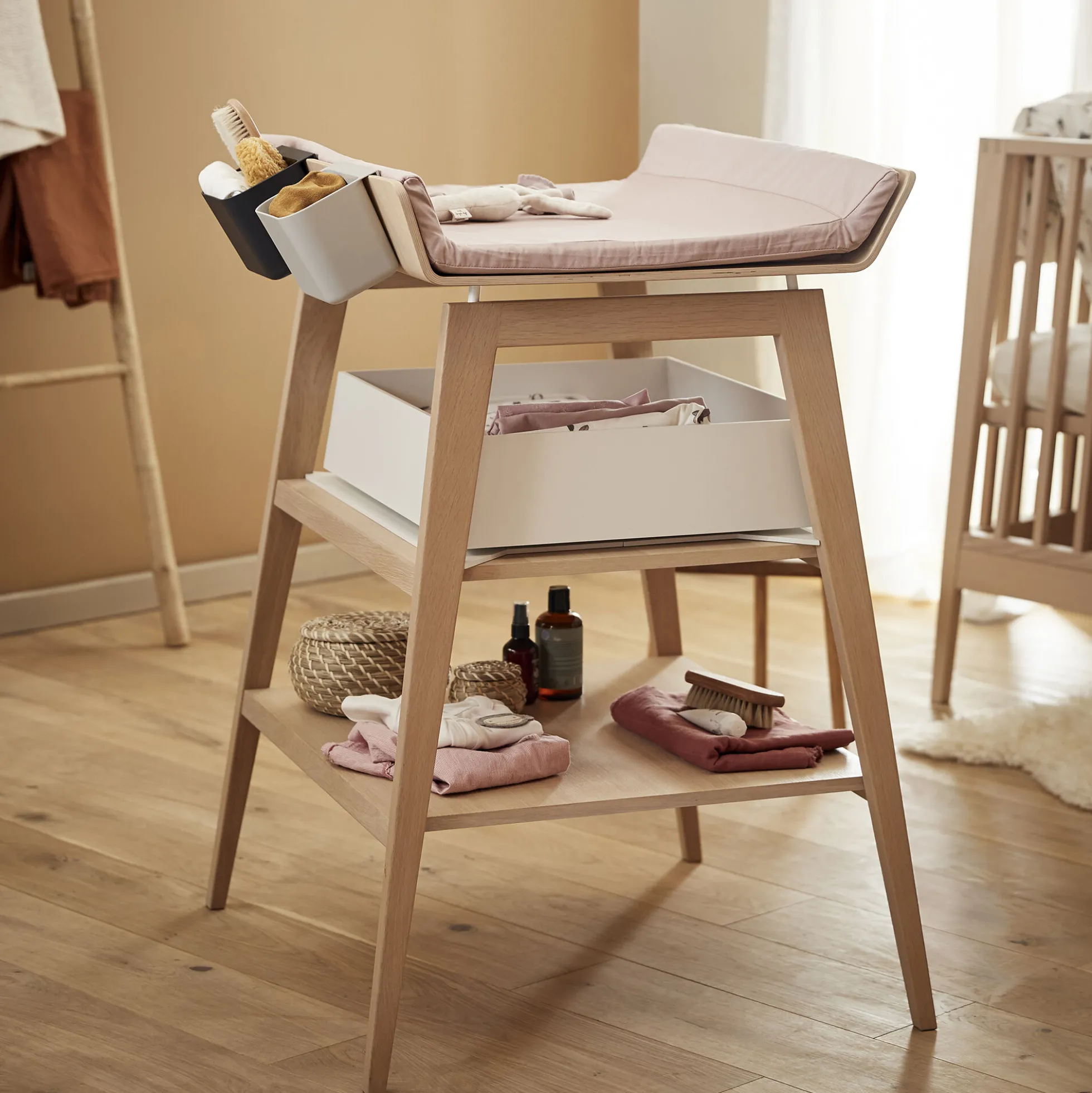 Leander Linea™ puslebord med skumhynde, beech