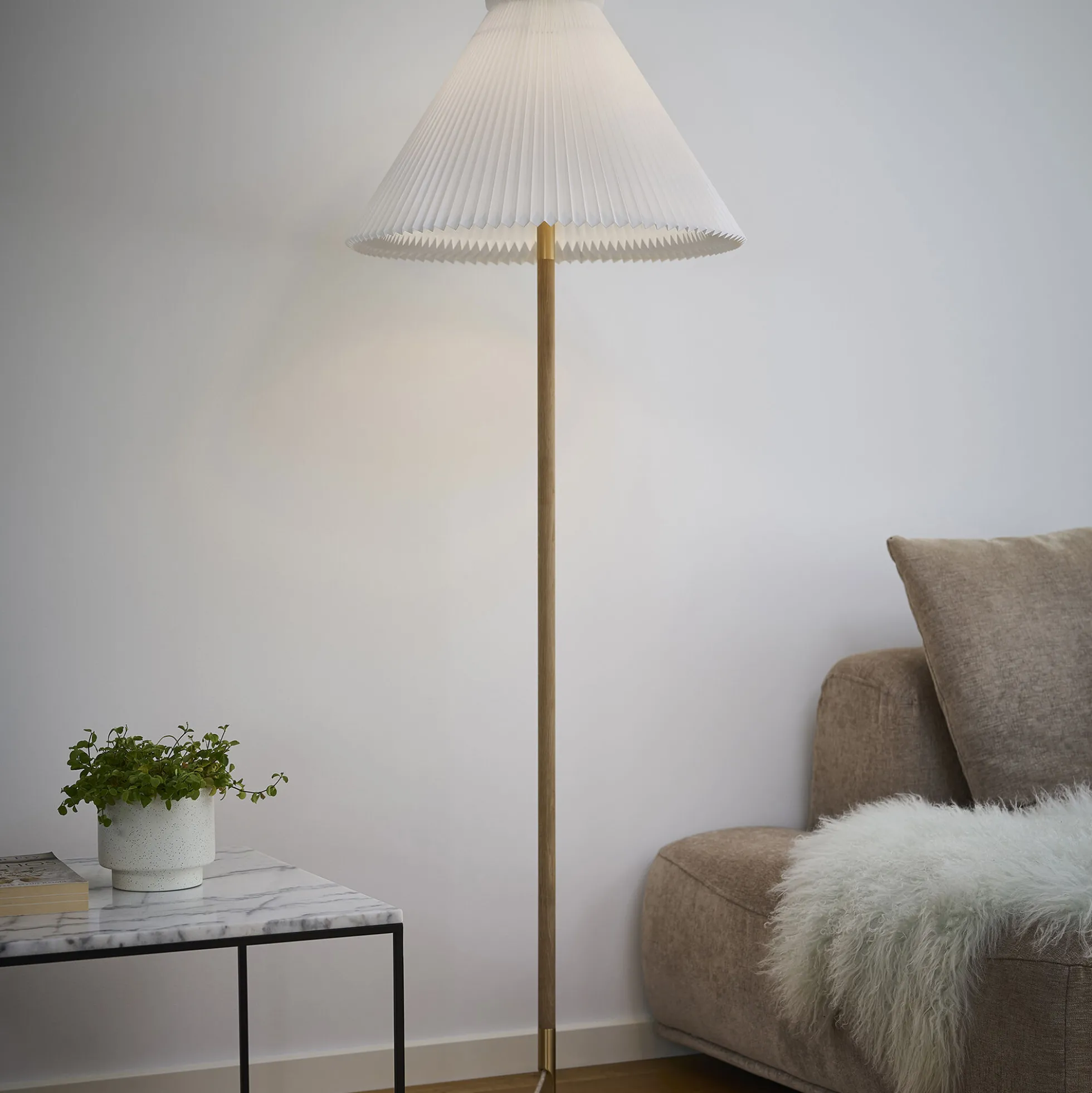 Le Klint 328 gulvlampe med papirskærm, sæbebehandlet eg