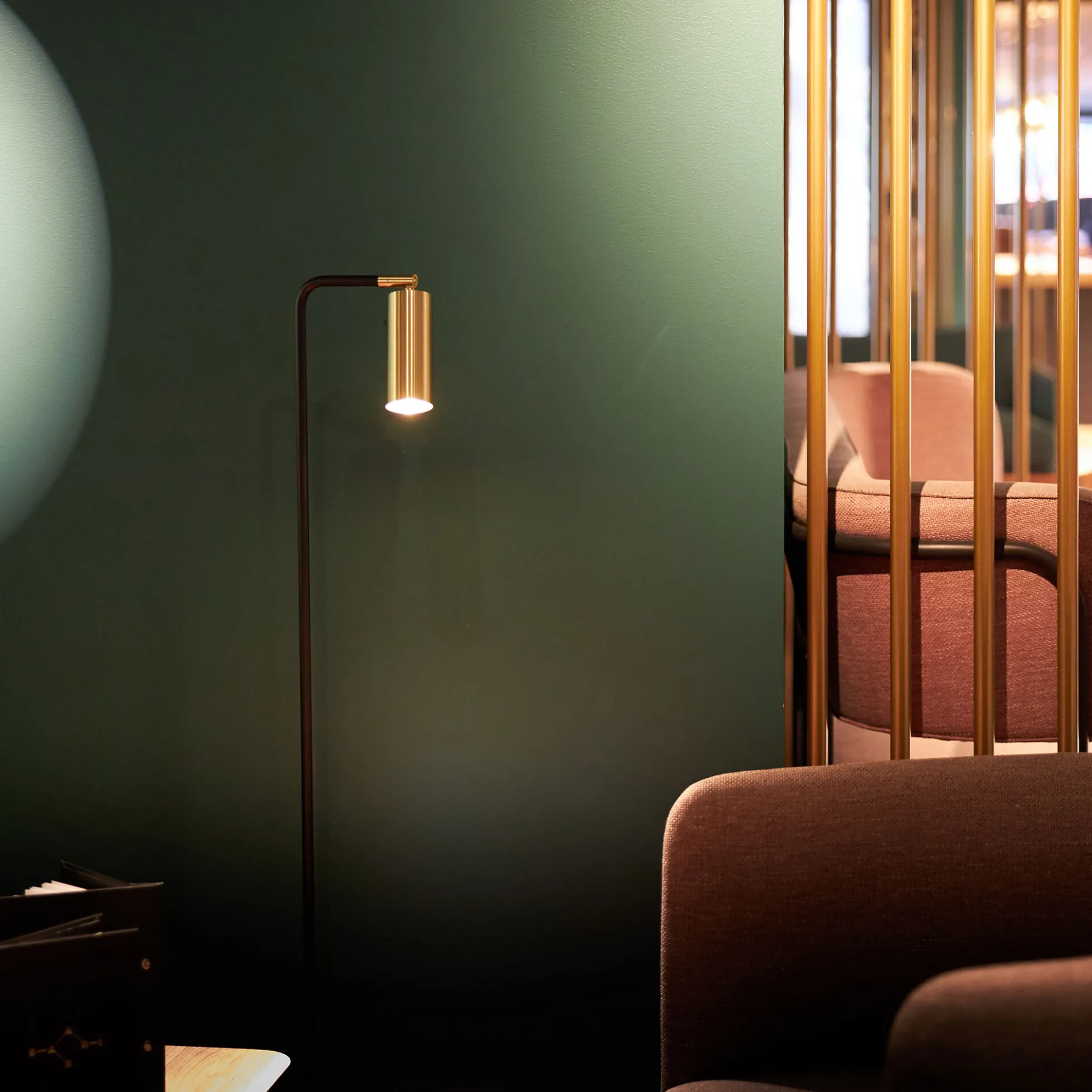 Lektor Floor Lamp, black/brass