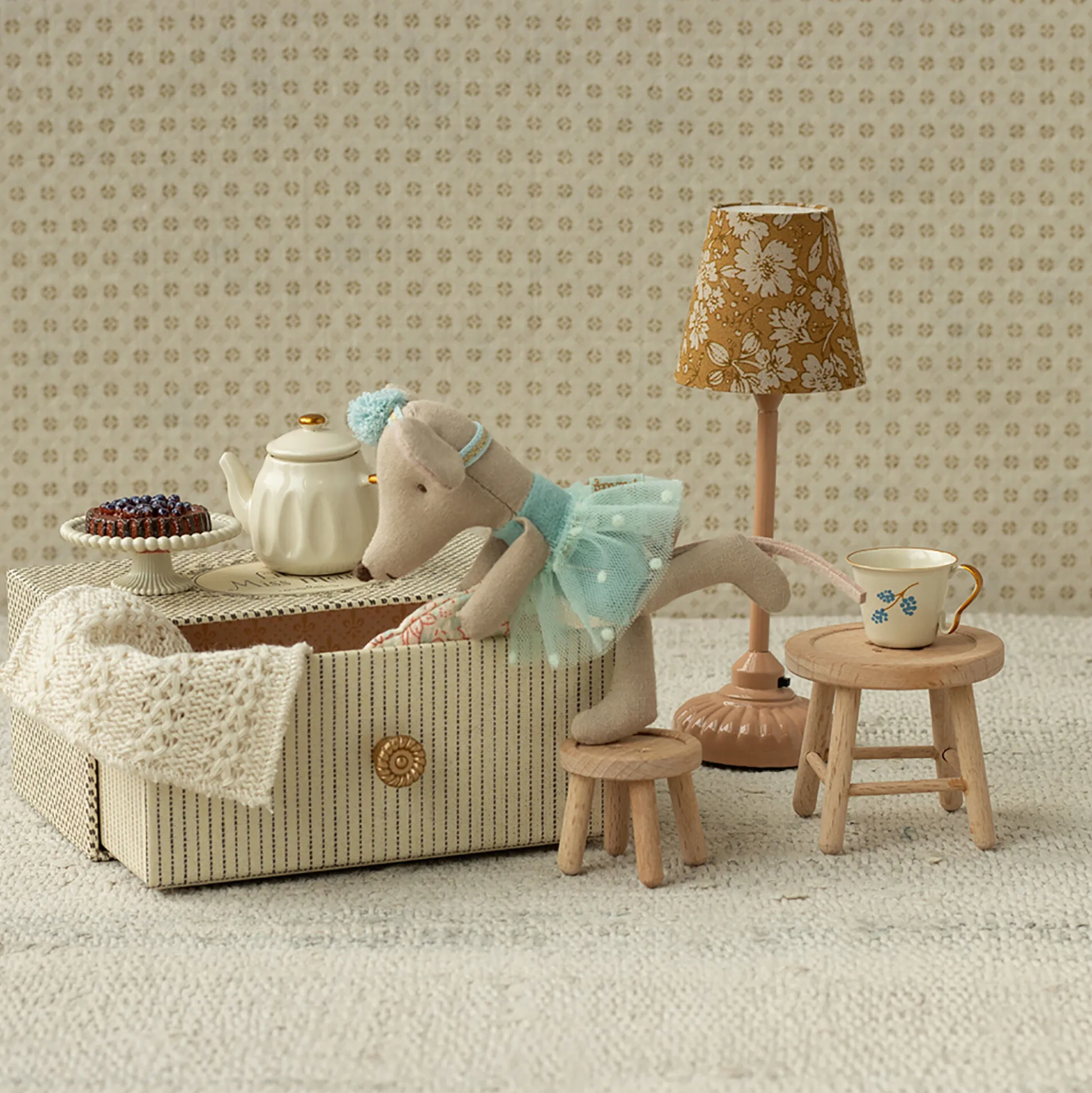 Lillesøster dansemus i daybed, blue