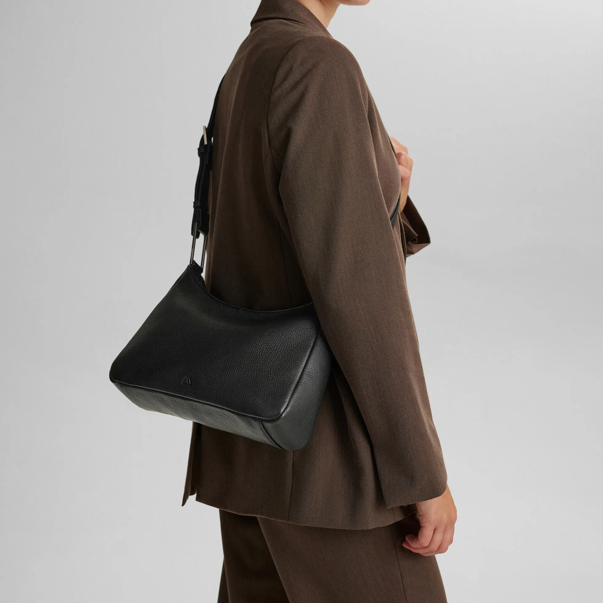 NuriaMBG Crossbody Bag Grain, black