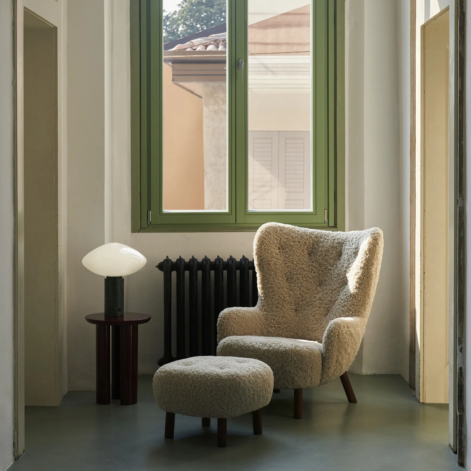 Petra VB3 Lounge Chair, Sheepskin Moonlight/oiled walnut