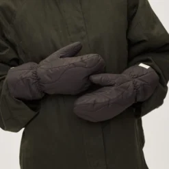 Quilted Mittens Field Country, almost black