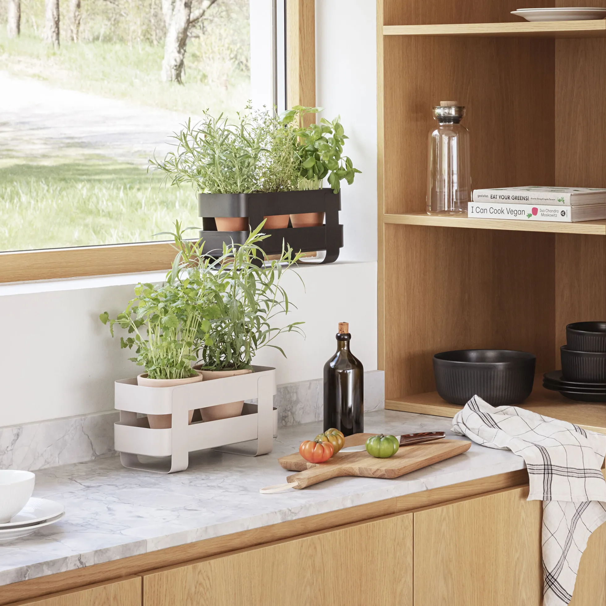 Selvvandende Herb organiser, black