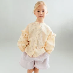 Shirt Gerda, barely apricot flowers