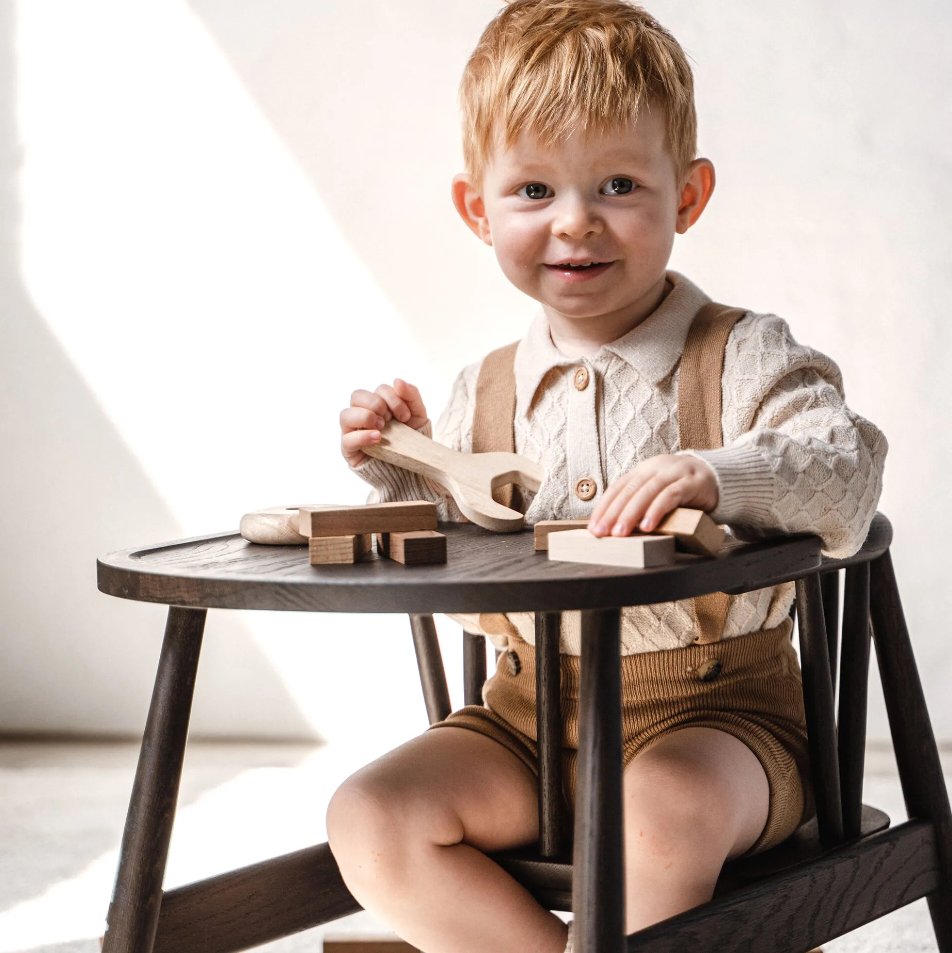 Smilla toddlerstol, røget eg