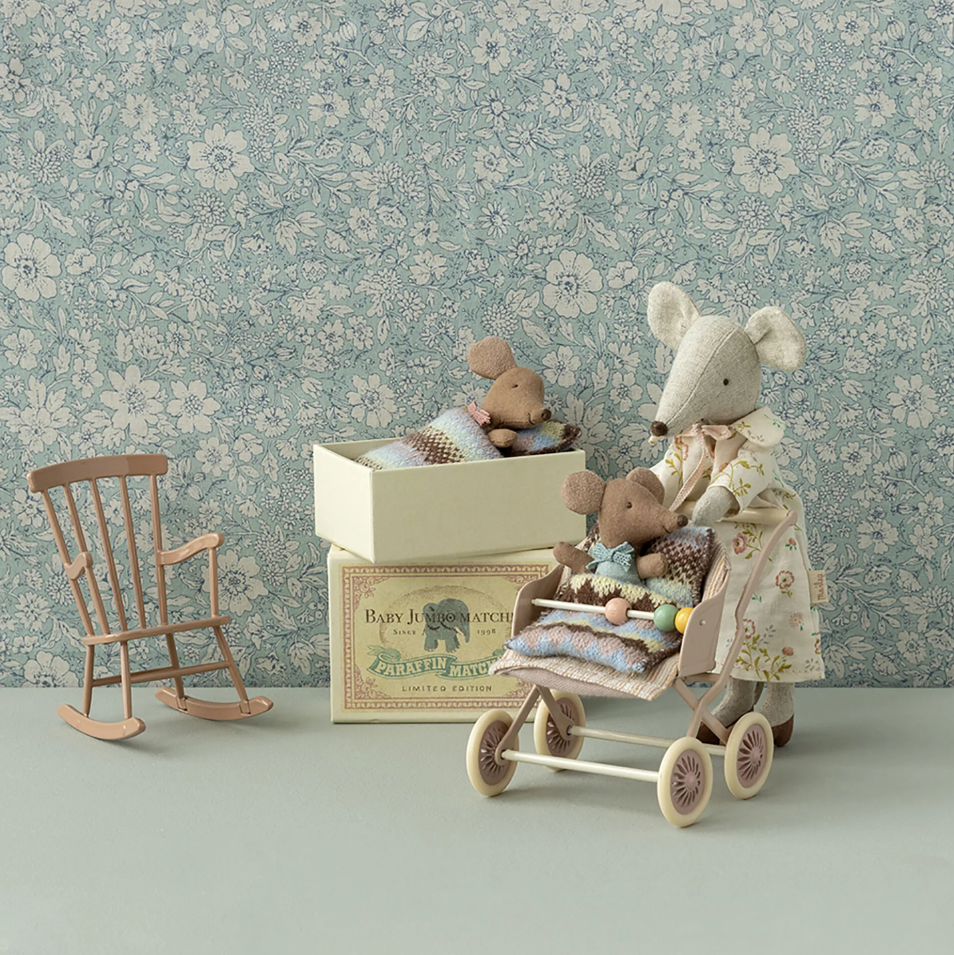 Sovende/vågen babymus i tændstikæske, rosa