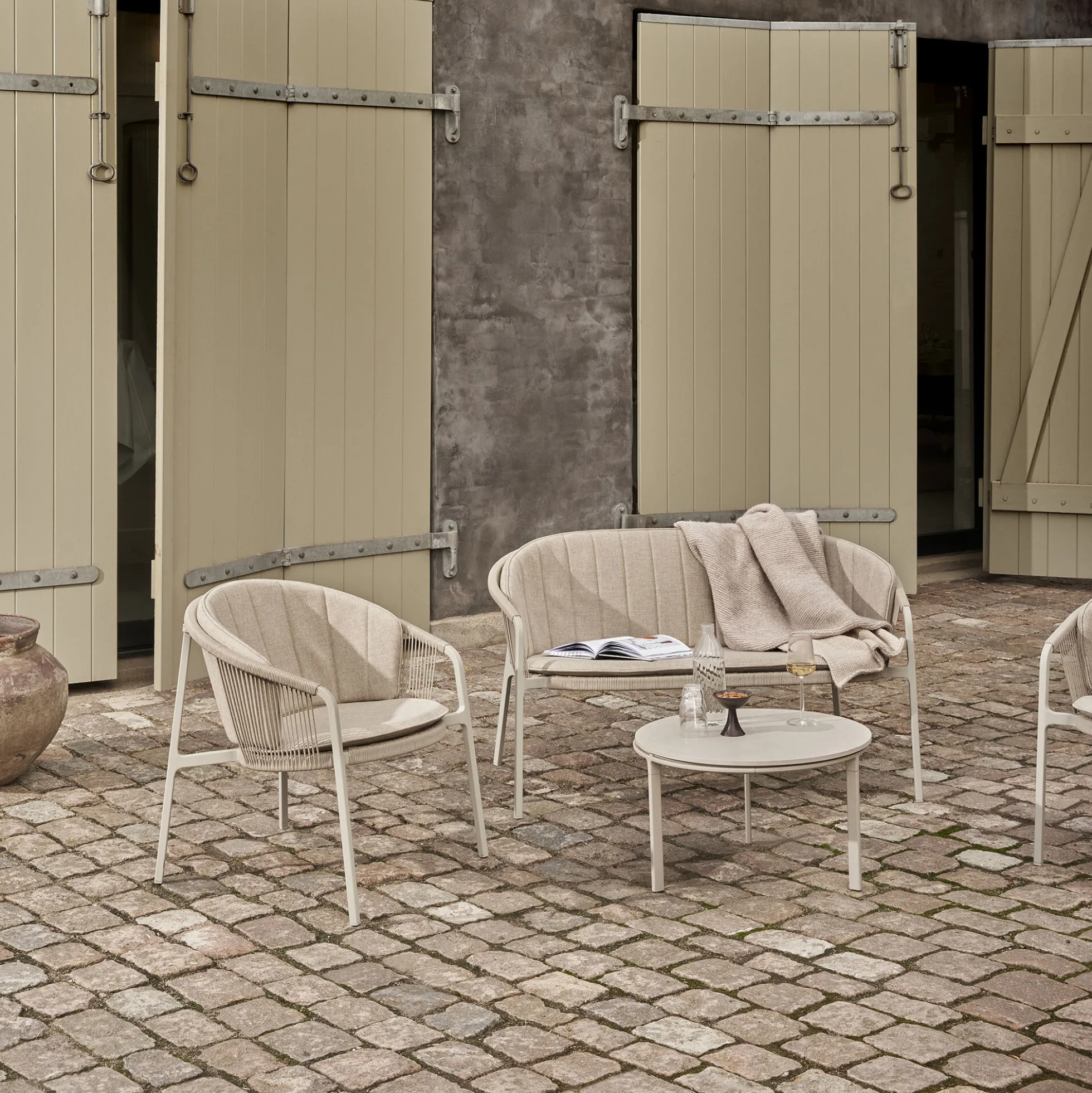 VIPP712 Lagrasse Lounge Chair, light grey