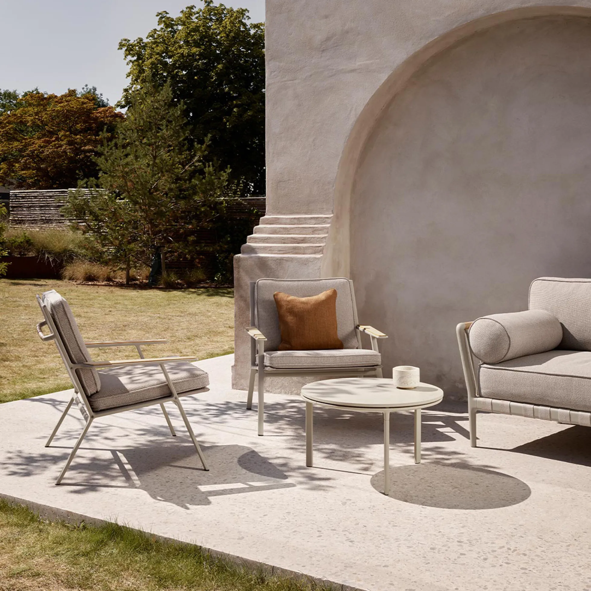 VIPP713 Open-Air Lounge Chair, light grey