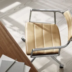 VIPP452 Swivel Chair with Castors, sand/polished aluminium