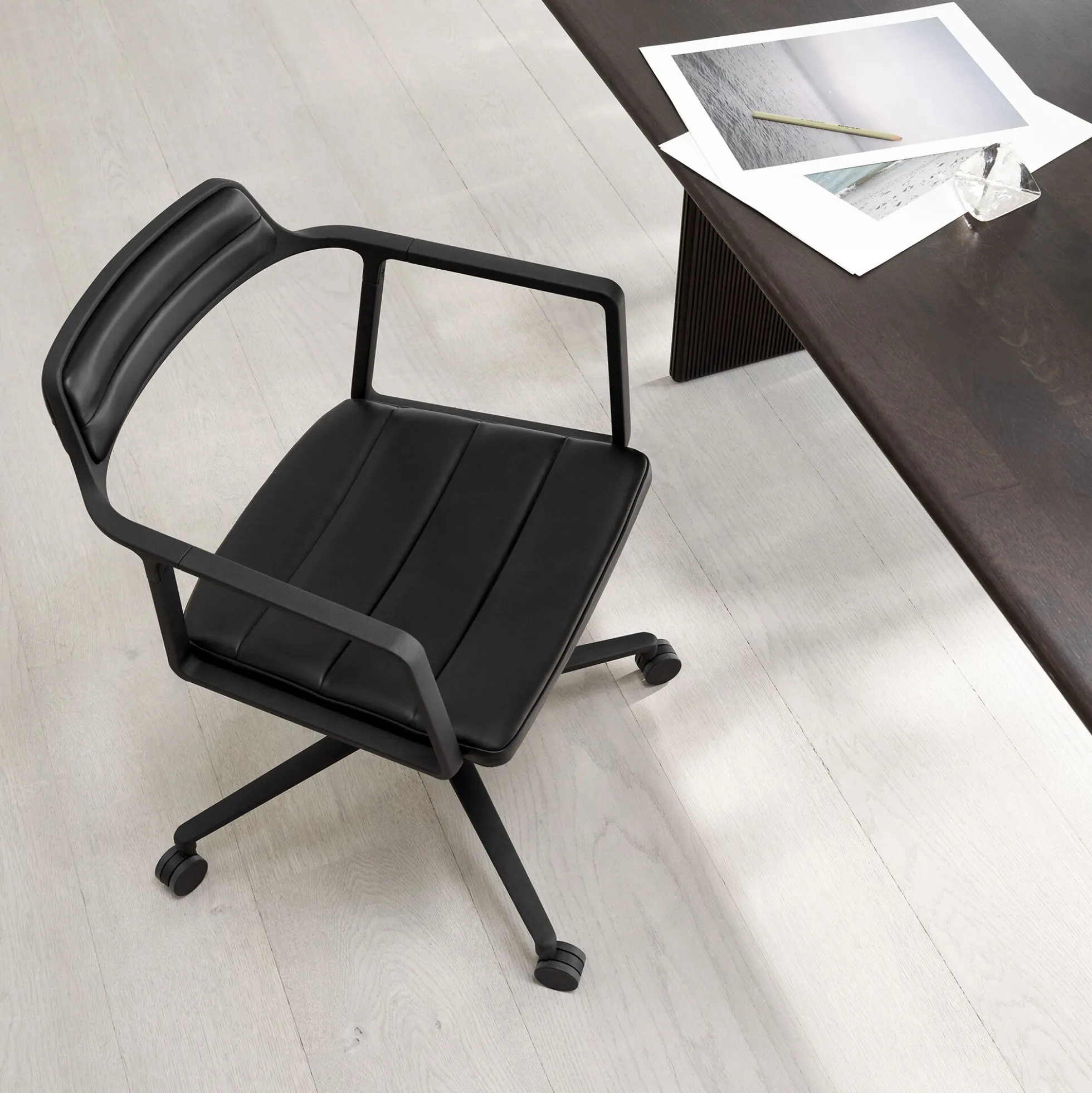 VIPP452 Swivel Chair with Castors, black/black