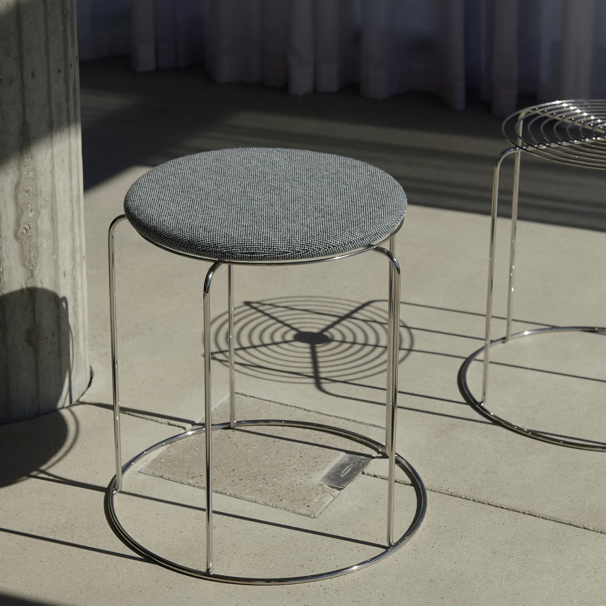 Wire Stool VP11 skammel med hynde, Hallingdal 130