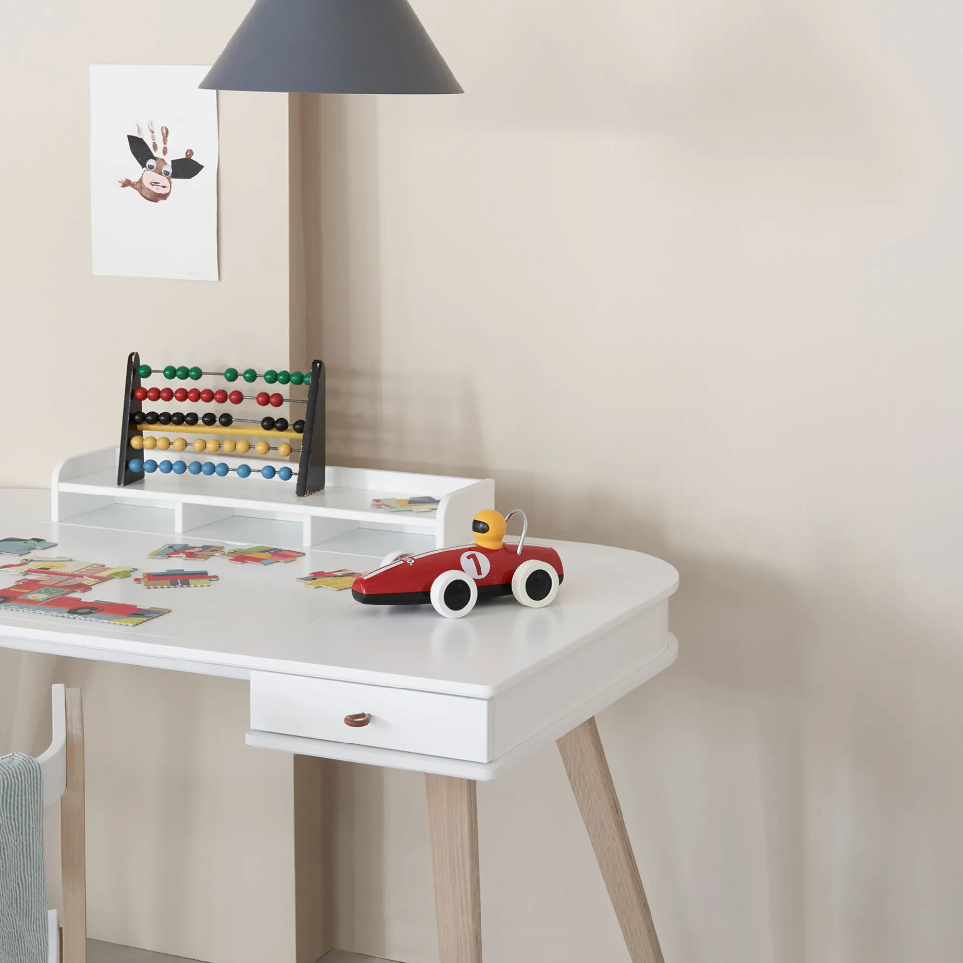 Wood skrivebord 66 cm & armstol sæt, hvid/eg