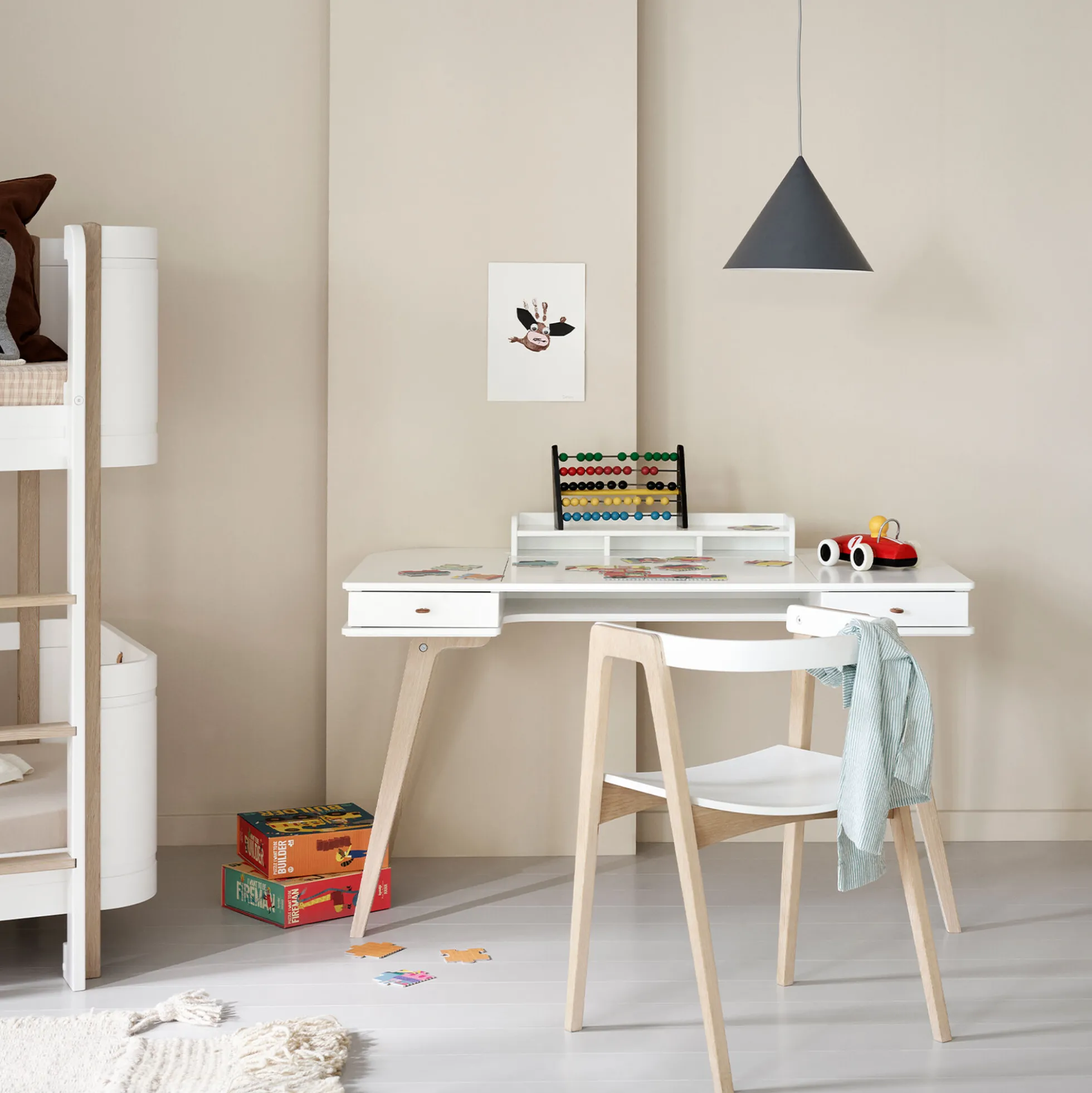 Wood skrivebord 66 cm & armstol sæt, hvid/eg