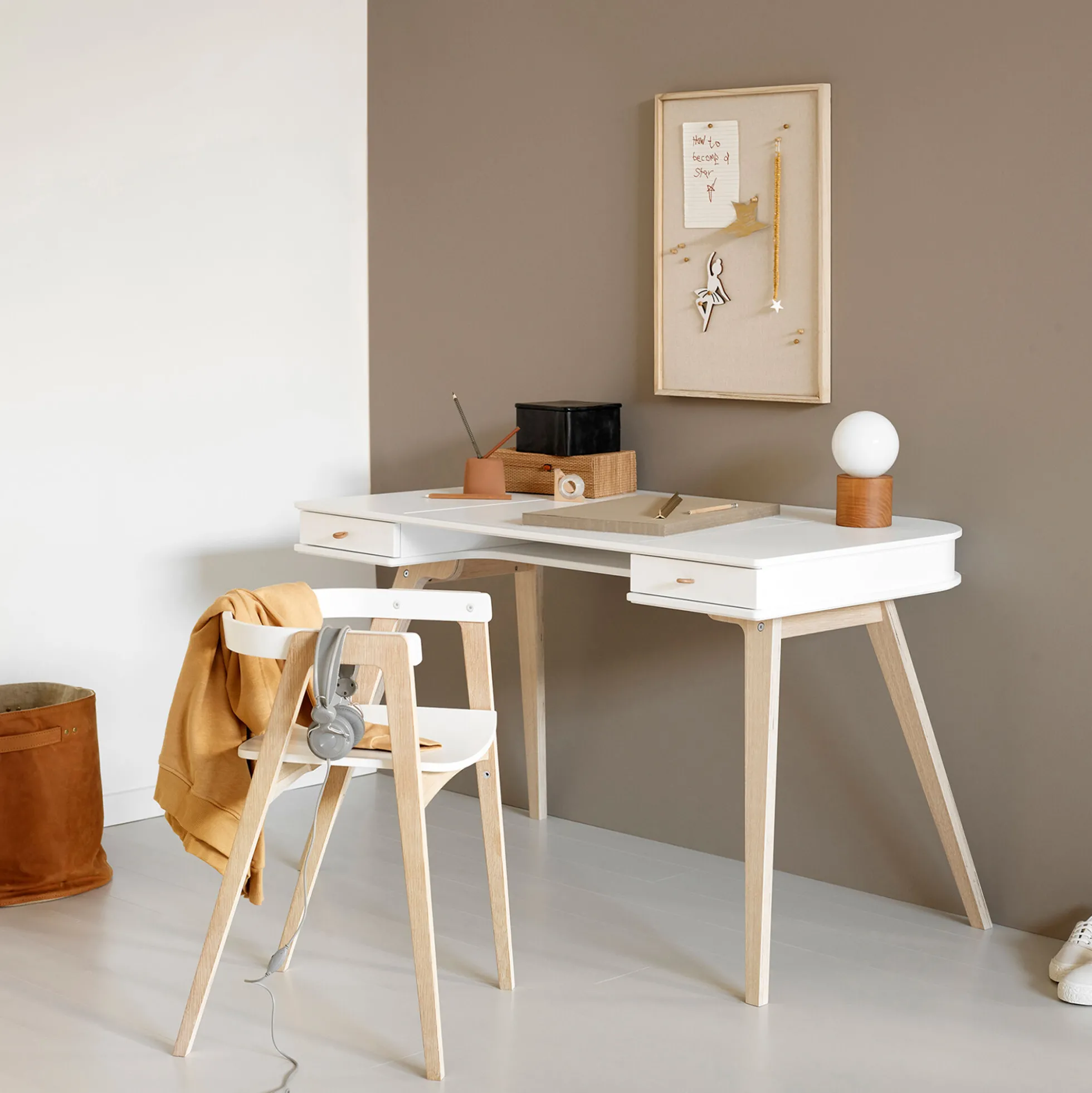 Wood skrivebord 72,6 cm & armstol sæt, hvid/eg